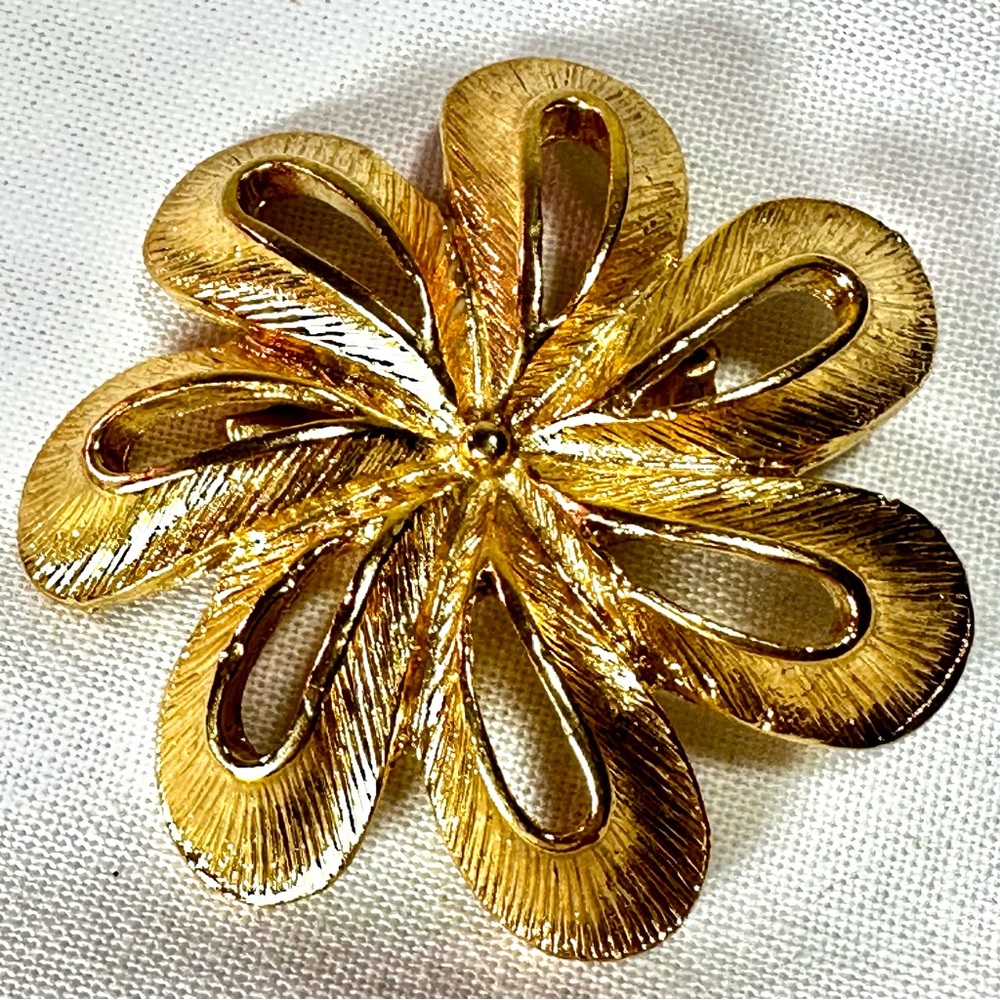 Vintage MCM gold flower pin brooch daisy